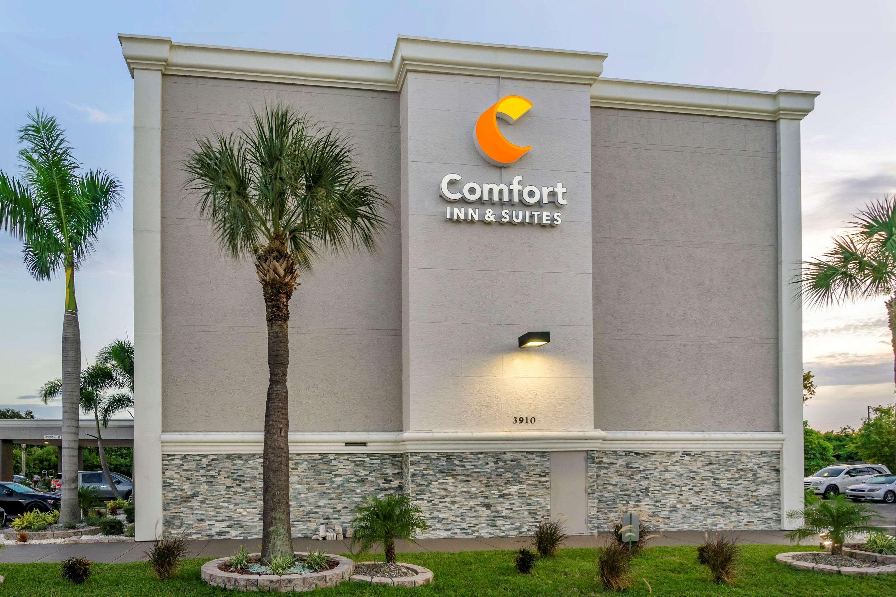 Comfort Inn & Suites St Pete - Clearwater International Airport Exterior photo