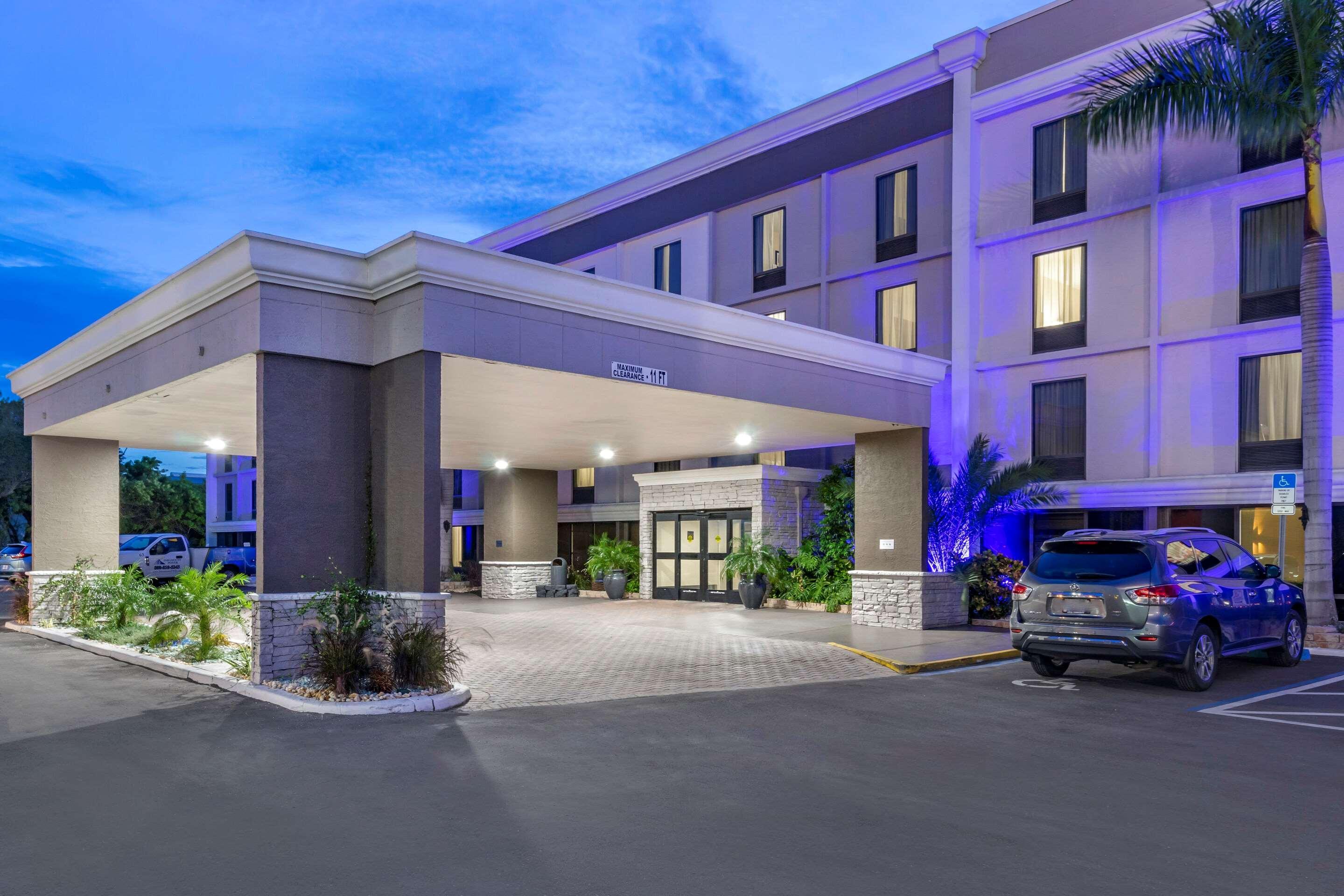 Comfort Inn & Suites St Pete - Clearwater International Airport Exterior photo